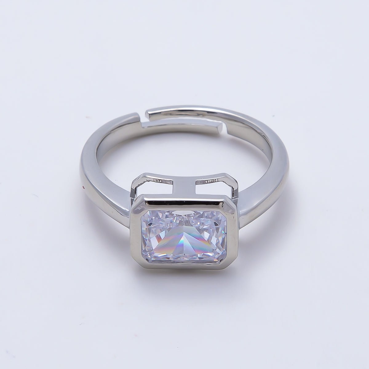 The Everlasting Bezel Ring, Radiant, White